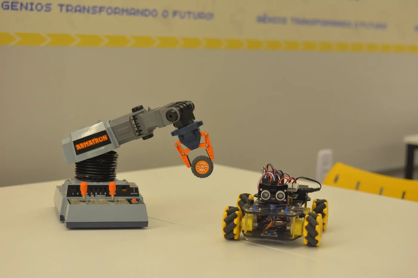 Braço robótico e veículo apresentados na escola.